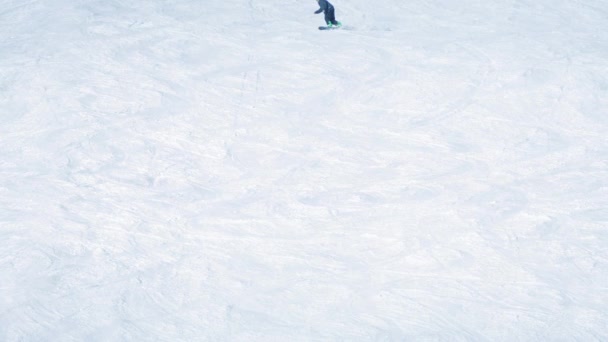 Snowboarder op berghelling — Stockvideo