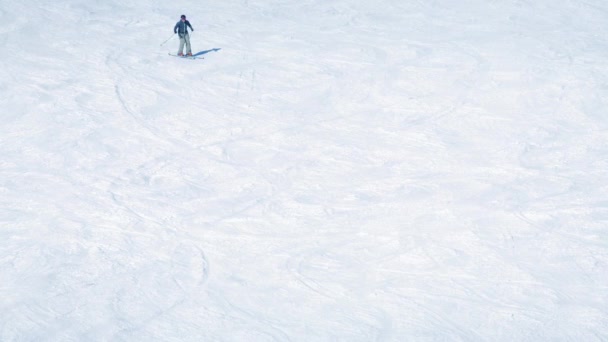 Skifahrer am Hang — Stockvideo