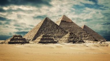 Piramitler dramatik gökyüzü ile