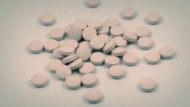 Las píldoras de vitaminas giran lentamente — Vídeo de stock
