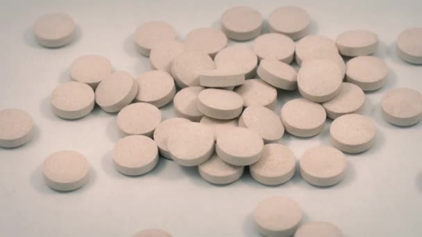 Un montón de vitaminas píldoras giratorias — Vídeo de stock
