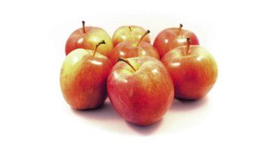 Düz arka plan üzerinde dönen elma