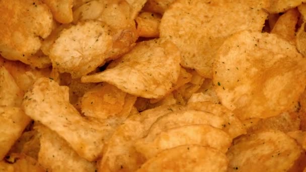 Картофельные чипсы вращаются крупным планом — стоковое видео