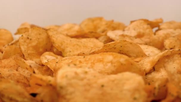 Картопляні чіпси обертаються на тарілці — стокове відео
