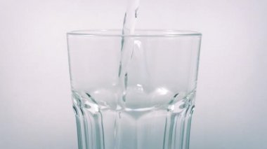 Köpüklü su dökülen dönen cam içine