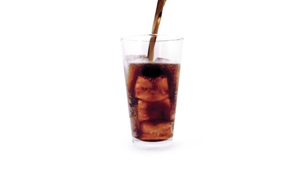 Coke coulé dans du verre rotatif — Video