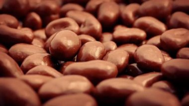 Çikolata kaplı fıstık döndürme