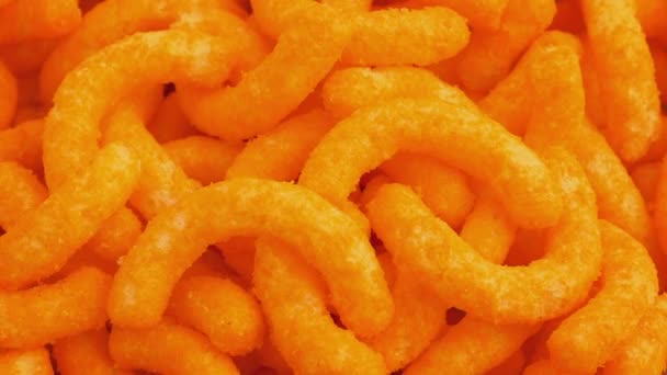 Cheese Puffs mellanmål roterande närbild — Stockvideo