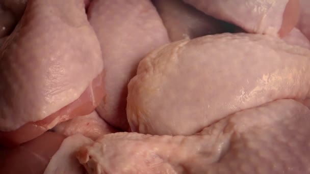 Неприготовленные сырые куриные лапки — стоковое видео