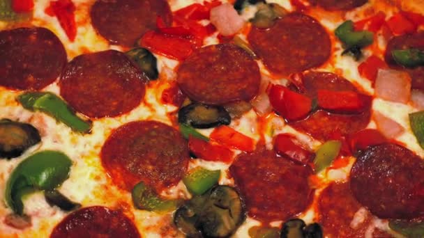 Pizza met Pepperoni, paprika en champignons — Stockvideo