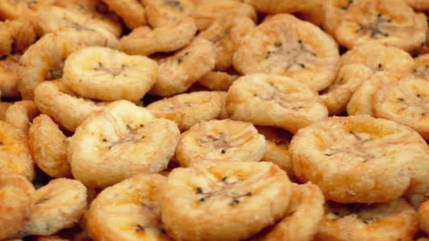 Getrocknete Bananen als Snack — Stockvideo