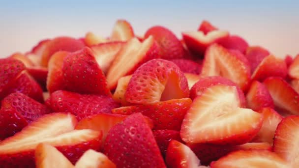 Fraises dans le bol rotatif — Video