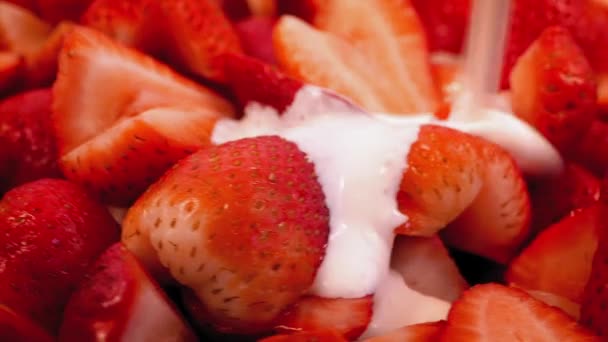 Crema vierte en fresas — Vídeos de Stock