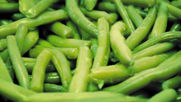 Zelené fazolky, otáčení na desce — Stock video