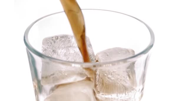 Coke coulé dans du verre Gros plan — Video