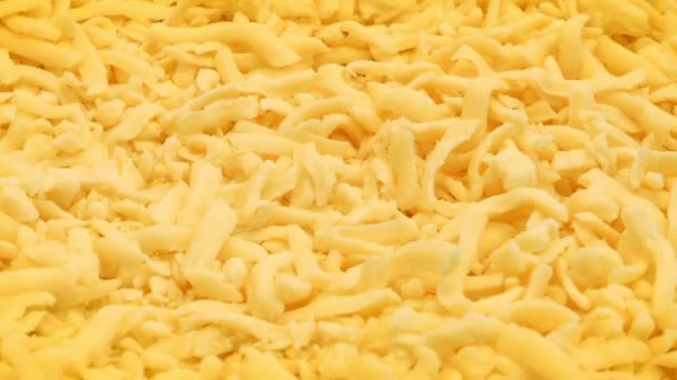 Strouhaný sýr, otáčení na desce — Stock video