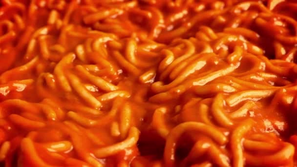 Spaghetti In tomaat saus Closeup — Stockvideo