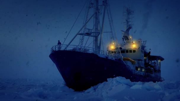 Человек на корабле-ледоколе в снежную бурю — стоковое видео