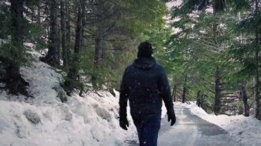 Adam yolda kar yağışı