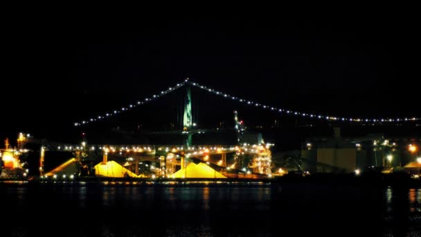 Trafic sur le pont près de l'usine industrielle — Video