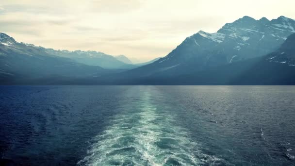 Vista desde el barco a las montañas — Vídeos de Stock