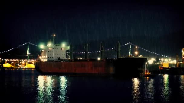 Barco cisterna pasando puente por la noche — Vídeo de stock