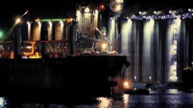 Rafineri yağmurlu gecede geçen tanker