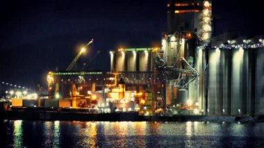 Yağmur gece rafineri
