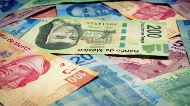 Мексиканские банкноты Песо вращающиеся крупным планом — стоковое видео