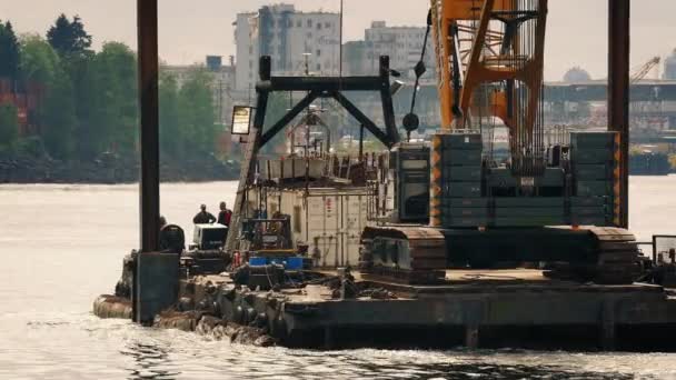 Lastkahn transportiert Kran im Stadthafen — Stockvideo