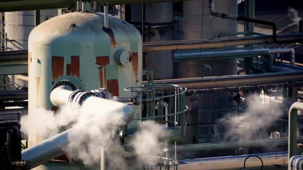 Tuberías para fumar en una instalación industrial — Vídeos de Stock