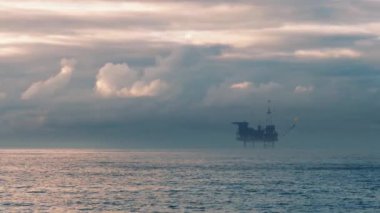 Gün batımında petrol platformu