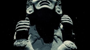 Toz parçacıkları ile Antik Maya heykeli