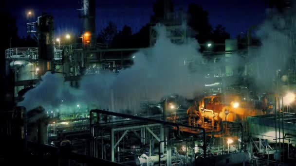 Fumare impianto industriale di notte — Video Stock