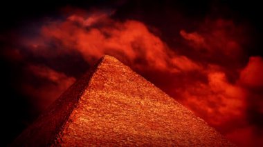 Piramit ezoterik kavramı üzerinde kırmızı gökyüzü