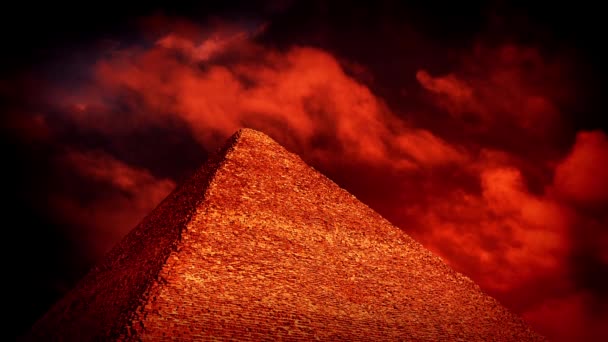 Piramit ezoterik kavramı üzerinde kırmızı gökyüzü — Stok video