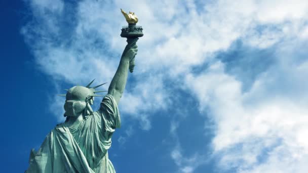 Estatua de la Libertad con Nubes Pasajeras — Vídeo de stock