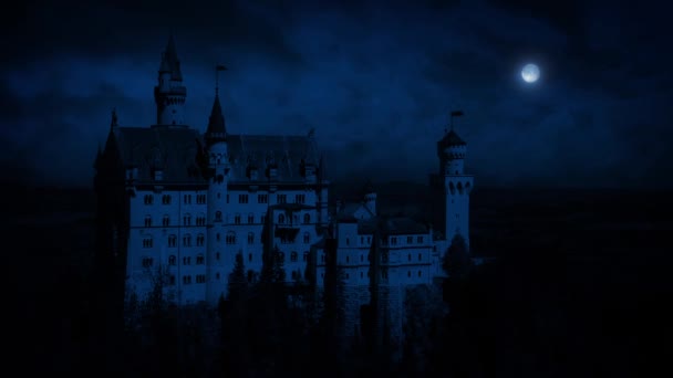 Замок на склоне горы ночью — стоковое видео