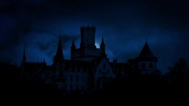 Ay büyük Gotik kale doğar