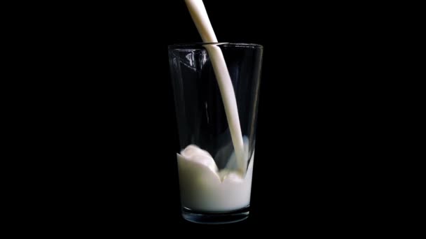 Melk giet in glas — Stockvideo