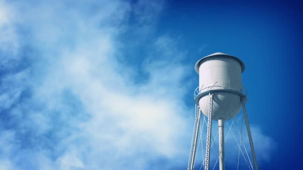 Torre de agua con nubes pasando — Vídeos de Stock