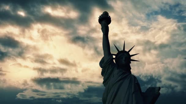 Estatua de la Libertad Oscura al atardecer — Vídeo de stock