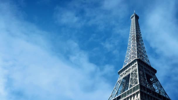 La Torre Eiffel con Nubes Pasando — Vídeos de Stock