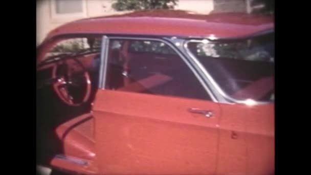 1950-talet klassiska bil hem filmen Footage - Vintage 8mm — Stockvideo
