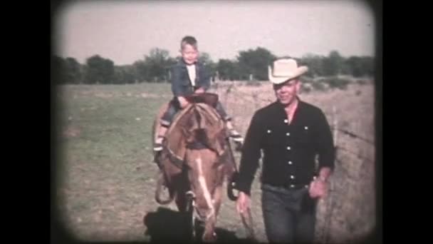 Cowboy idzie mały chłopiec na koniu - Vintage 8mm — Wideo stockowe