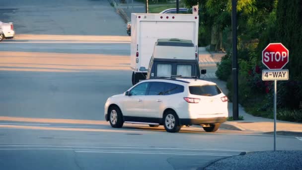 Autos in Vororten am Sommerabend — Stockvideo