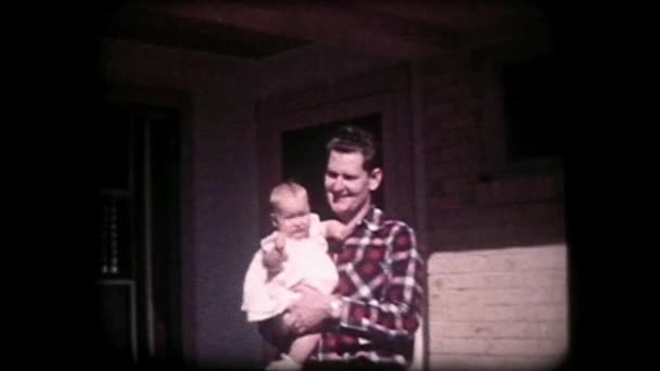 1950-talet far med Son och Baby - Vintage 8mm — Stockvideo