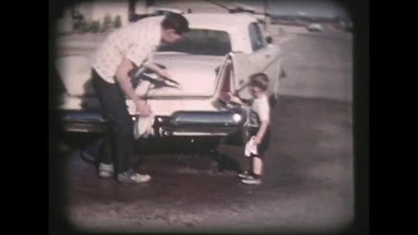 Vater und Sohn waschen Auto der 50er Jahre - Oldtimer 8mm — Stockvideo