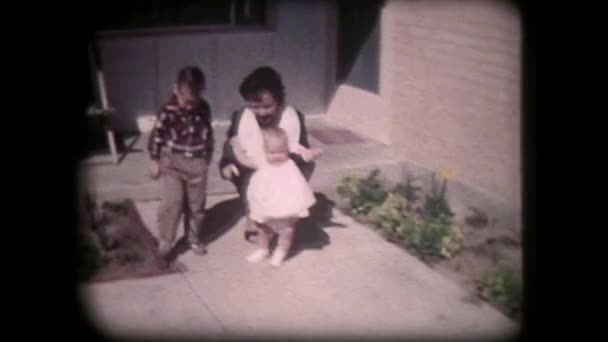 20 世纪 50 年代母亲带着儿子和婴儿-老式的 8 毫米 — 图库视频影像