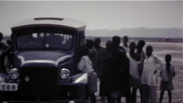 Persone africane guardando auto classiche - Vintage 8mm — Video Stock